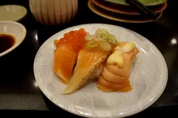 <p>여러가지 스타일로 만들어진 연어초밥</p>
